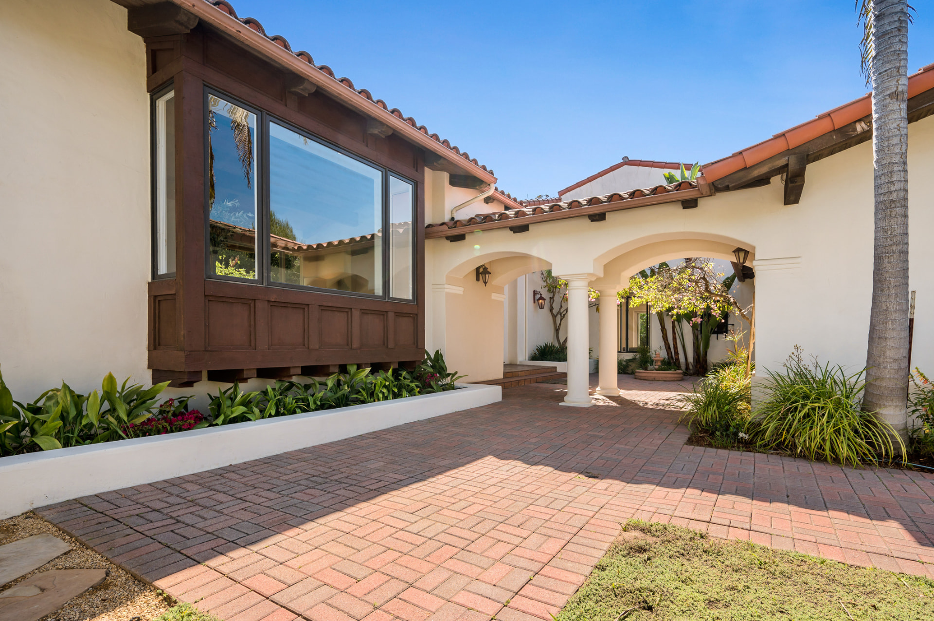 Courtyard entry with brick paver hardscape in Miami, FL
